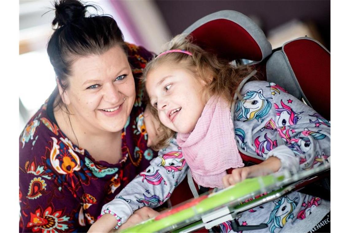 Corona erschwert Arbeit in Kinderhospizen Trotz der erschwerten Bedingungen durch die Corona-Pandemie war Katharina Kuhlemann im vergangenen Jahr mit Emma für vier Wochen im Kinderhospiz Löwenherz in Syke. Foto: Hauke-Christian Dittrich/dpa
