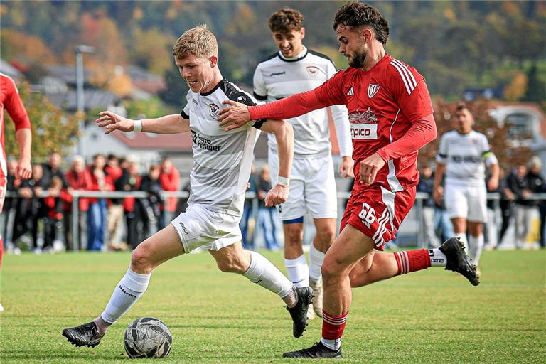 Trotz der Führung durch Julius Böse (links) hat der SVA am Ende 1:4 verloren. Foto: Alexander Becher