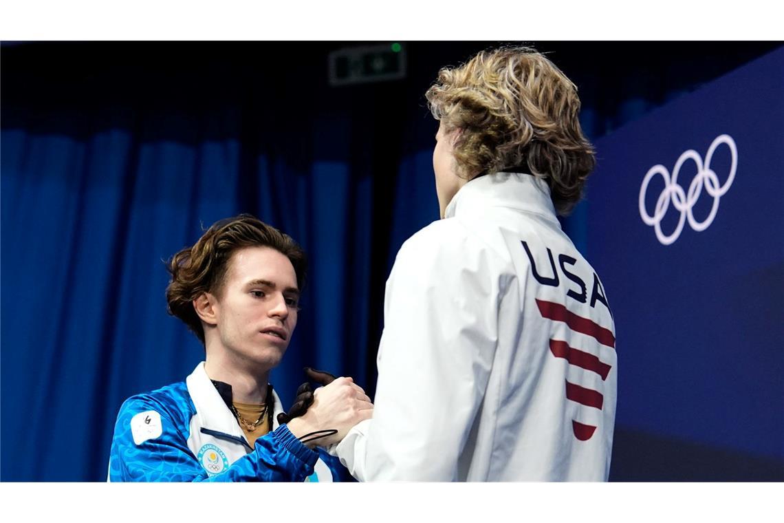 Trotz der großen Enttäuschung gratulierte Ilia Malinin (r) dem Olympiasieger Michail Schaidorow fair.