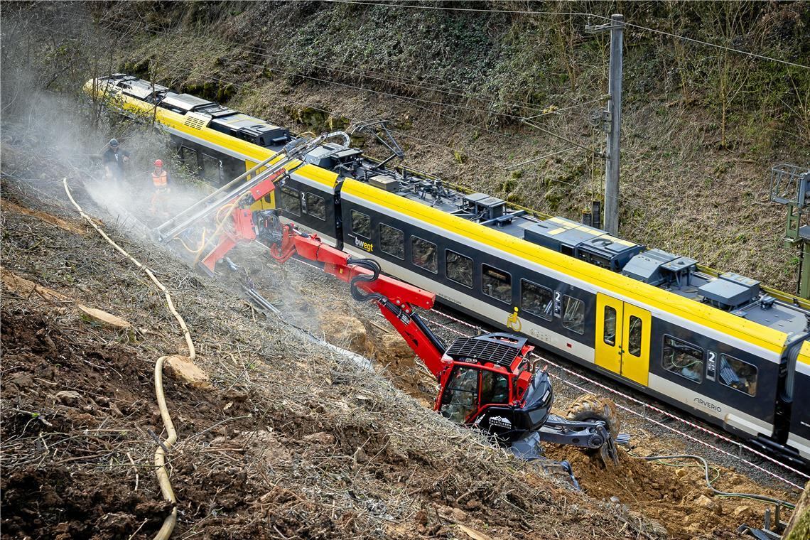 Trotz der Hangsicherungsarbeiten rollt der Zugverkehr auf der Schiene in der Nähe des Bahnübergangs Spinnerei, wenn auch langsamer als üblich.  Fotos: Alexander Becher