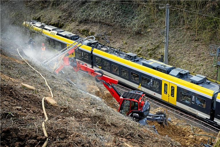 Trotz der Hangsicherungsarbeiten rollt der Zugverkehr auf der Schiene in der Nähe des Bahnübergangs Spinnerei, wenn auch langsamer als üblich.  Fotos: Alexander Becher