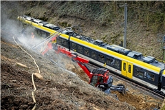 Trotz der Hangsicherungsarbeiten rollt der Zugverkehr auf der Schiene in der Nähe des Bahnübergangs Spinnerei, wenn auch langsamer als üblich.  Fotos: Alexander Becher