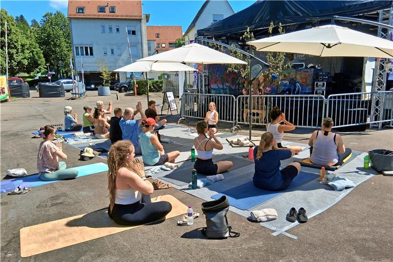 Trotz der Hitze kommen am Sonntag einige Menschen zum gemeinsamen Yoga zusammen, um sportlich in den Tag zu starten. Foto: privat