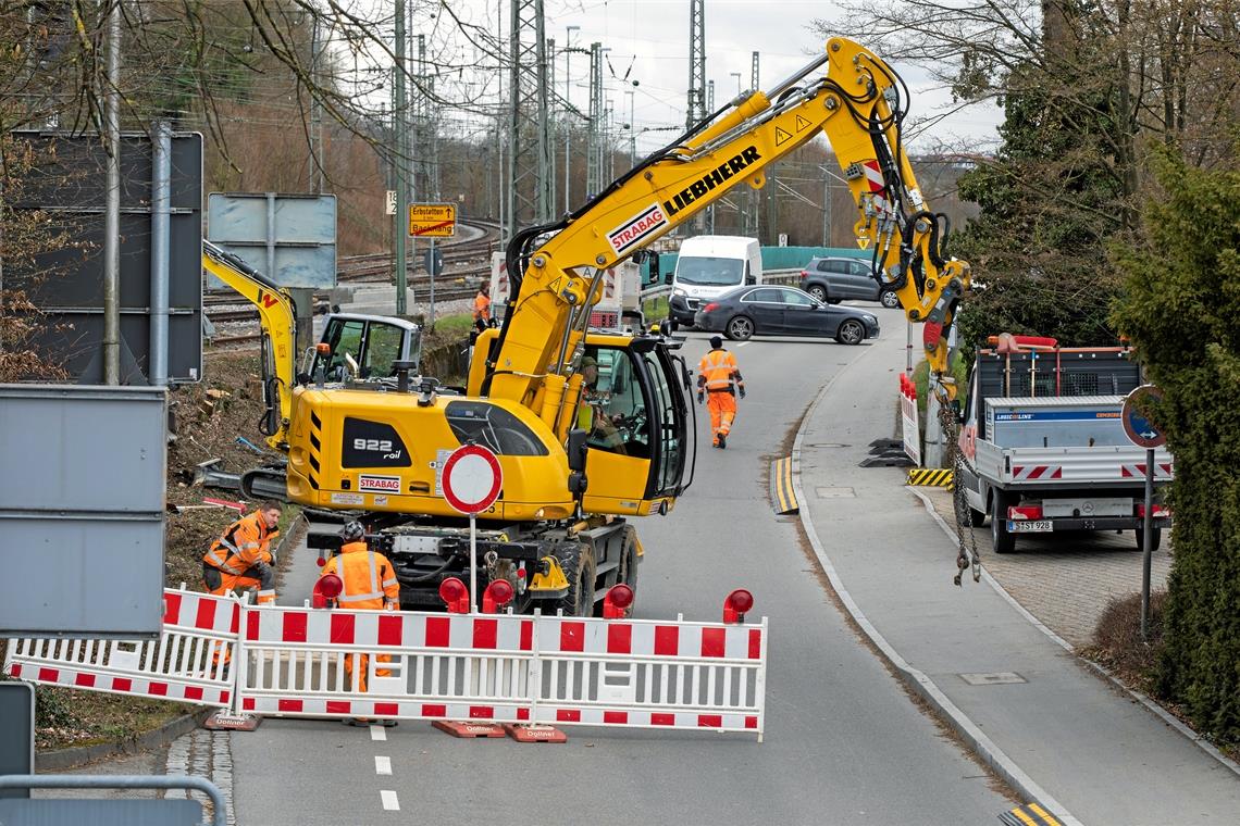 Trotz der umfangreichen Arbeiten und der Sperrung der Erbstetter Straße können die Busse die Baustelle passieren, sodass es auf der Linie zwischen Backnang und Burgstetten zu keinen Einschränkungen im Busverkehr kommt. Foto: A. Becher