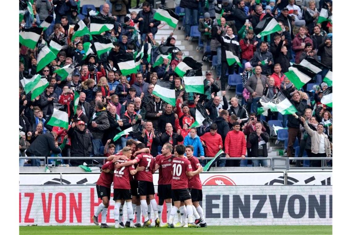 Titelentscheidung vertagt - 96 und Nürnberg steigen ab Trotz des 3:0-Sieges gegen den SC Freiburg abgestiegen: Hannover 96. Foto: Peter Steffen