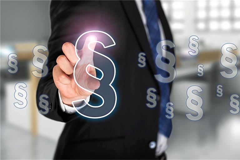 Trotz des Einsatzes von gefährlichen Schlagstöcken wird das Verfahren vorläufig eingestellt. Symbolfoto: fotogestoeber/Stock-Adobe