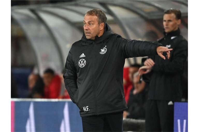 Trotz des guten Starts unter Trainer Hansi Flick glauben einer Umfrage zufolge nur drei Prozent an einen Titelgewinn der DFB-Elf in Katar. Foto: Federico Gambarini/dpa