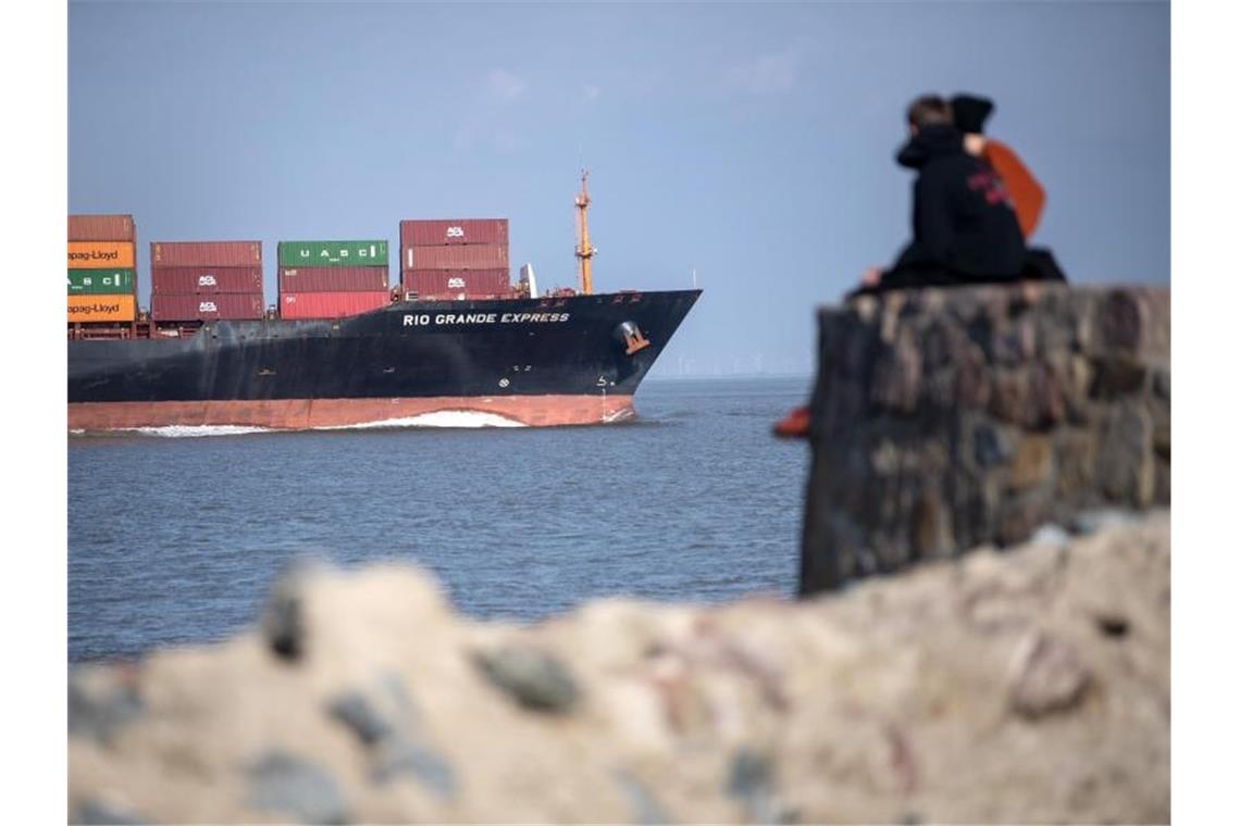 Regierung ruft zu Einhaltung der Kontaktverbote auf Trotz des guten Wetters sind nur wenige Menschen am Strand von Cuxhaven unterwegs. Foto: Sina Schuldt/dpa