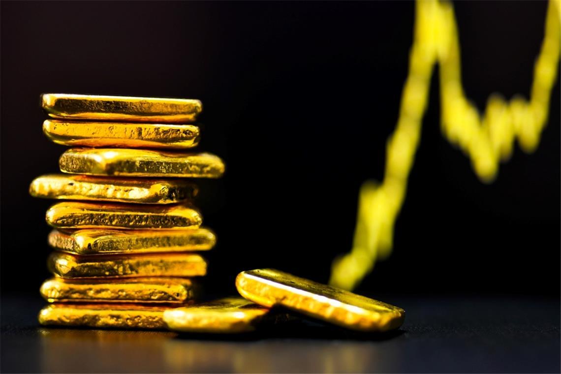 Trotz des nahenden Endes des US-Shutdowns klettert der Goldpreis über 4.000 US-Dollar. Schwache Wirtschaftsdaten, Zinssenkungserwartungen und geopolitische Unsicherheiten treiben Anleger wieder in den sicheren Hafen Gold.