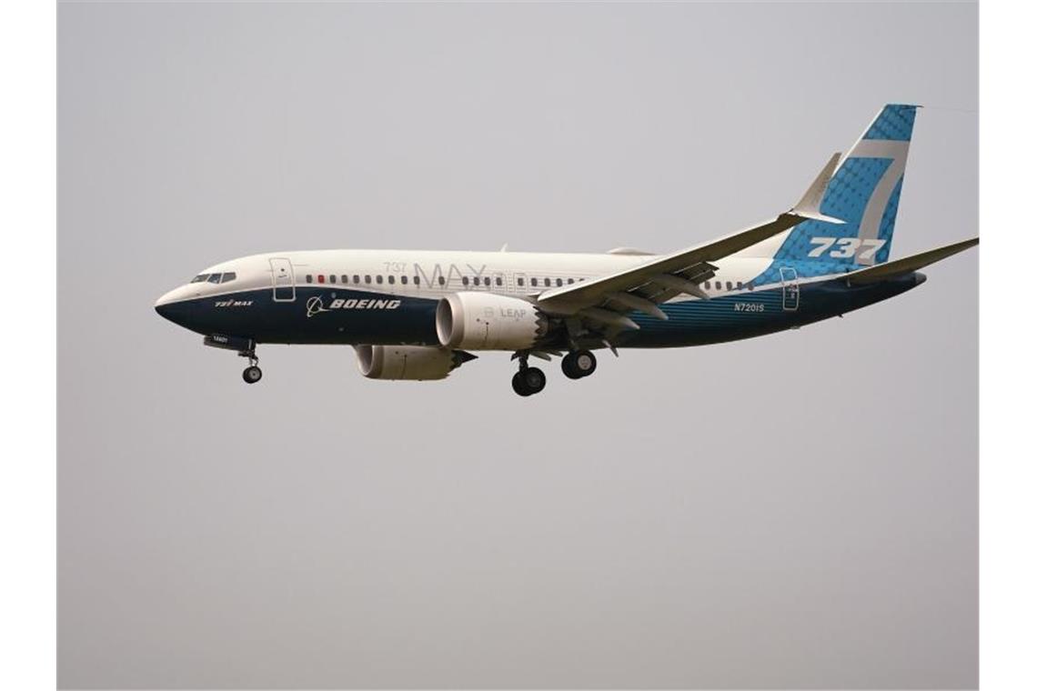Boeing erleidet Rekordverlust Trotz des Rekordverlusts gibt es für Boeing auch eine gute Nachricht: Der Unglücksjet 737 Max darf nach fast zwei Jahren Flugverbot wieder in Europa abheben. Foto: Elaine Thompson/AP/dpa