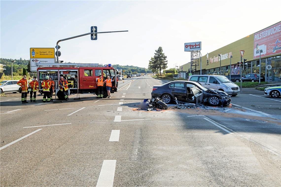Linksabbiegen ist hier nicht erlaubt Trotz des tragischen Unfalls vom Samstag ist die B-14-Kreuzung in Backnang-Waldrems der örtlichen Polizei bisher nicht als besondere Gefahrenstelle aufgefallen. Foto: 7aktuell.de/S. Adomat