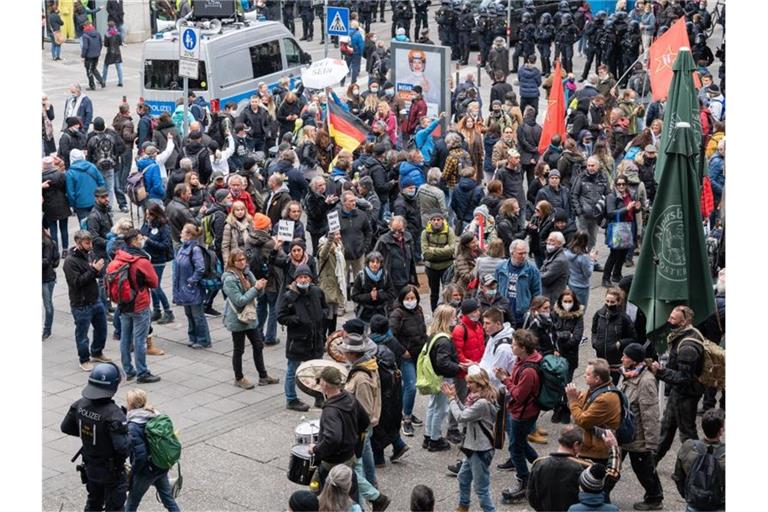 Trotz des Verbots von zwei geplanten Demonstrationen gegen die Corona-Politik demonstrieren zahlreiche Menschen gegen Corona-Maßnahmen. Foto: Silas Stein/dpa