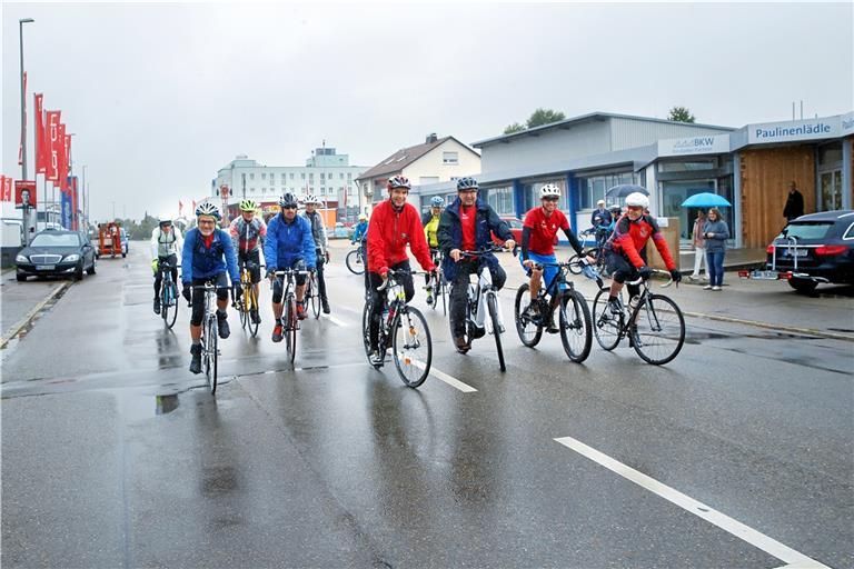 Trotz des vielen Regens machten sich die Teilnehmer auf die 150 Kilometer lange Strecke. Foto: J. Fiedler