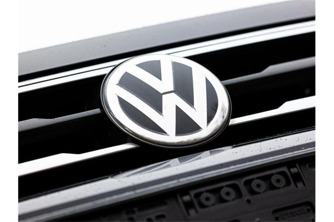 VW will begrenzt einstellen - „Viele Hausaufgaben“ Trotz des wachsenden Bedarfs an IT- und Batterie-Spezialisten will VW internen Mitarbeitern bei der Besetzung neuer Stellen den Vorrang einräumen. Foto: Moritz Frankenberg/dpa