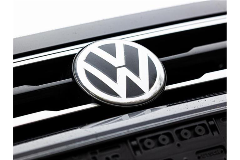 Trotz des wachsenden Bedarfs an IT- und Batterie-Spezialisten will VW internen Mitarbeitern bei der Besetzung neuer Stellen den Vorrang einräumen. Foto: Moritz Frankenberg/dpa