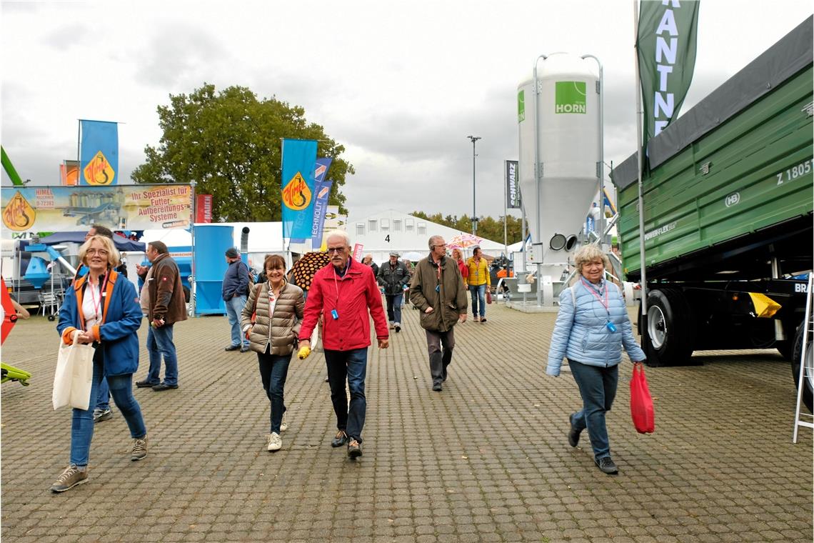Tiere, Technik und Traktoren beim Landwirtschaftlichen Hauptfest Trotz des wechselhaften Wetters ist die Stimmung gut bei den Teilnehmerinnen und Teilnehmern des rund zweistündigen Rundgangs über das Messegelände.