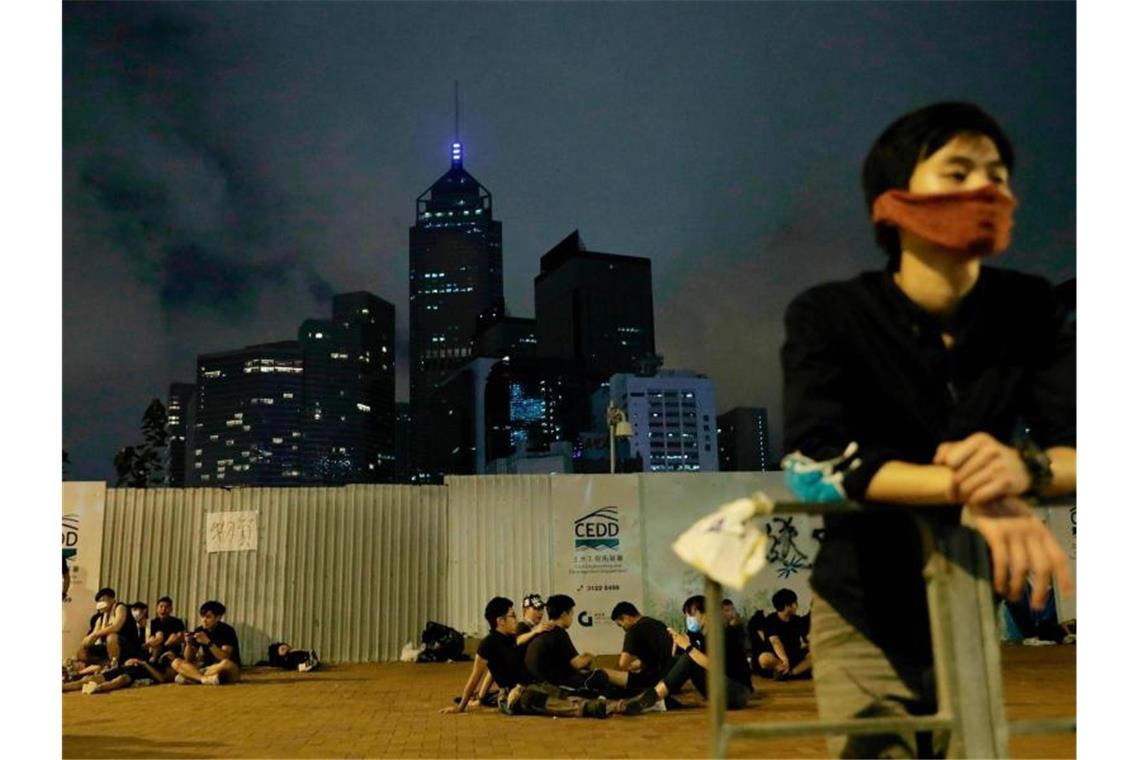 Trotz einer Ankündigung der Regierung, ein umstrittenes Gesetz zur Auslieferung mutmaßlicher Straftäter an China auf Eis zu legen, gehen die Proteste in der Finanzmetropole Hongkong weiter. Foto: Vincent Yu/AP
