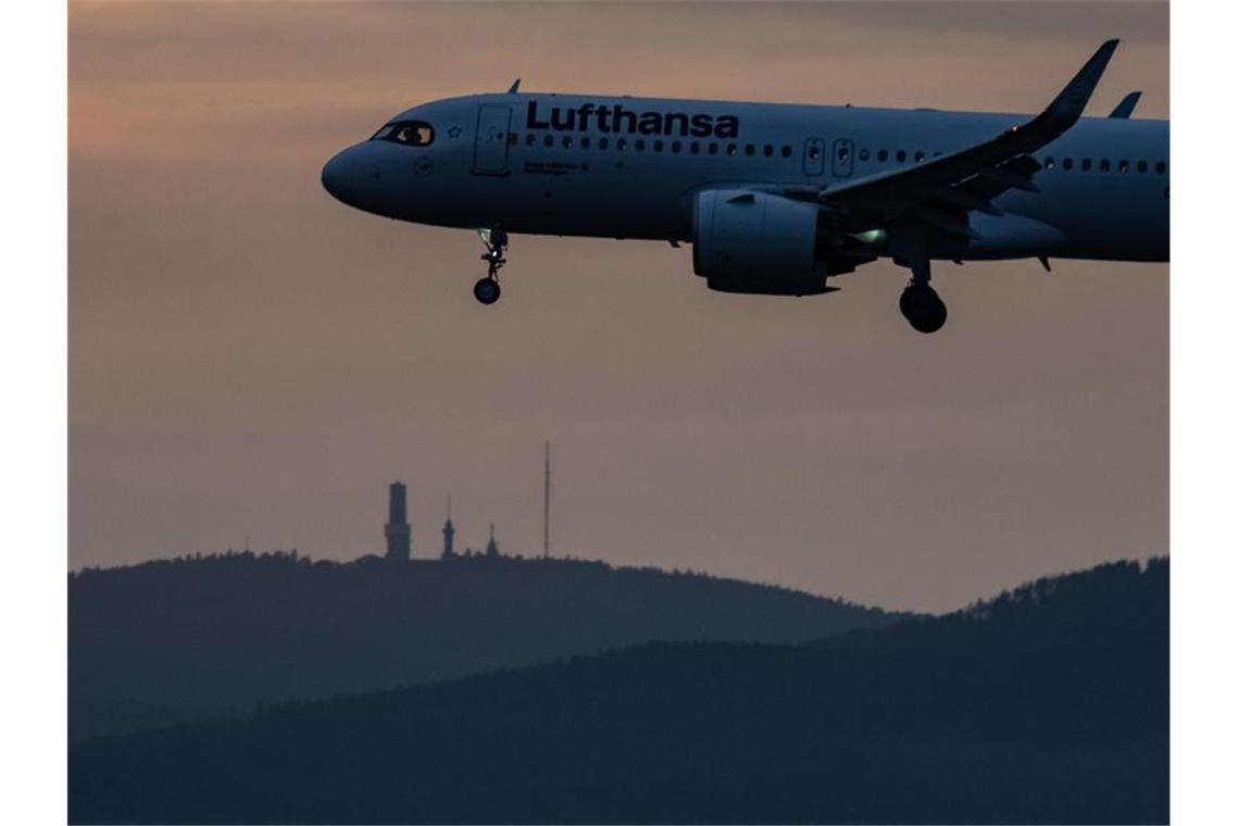 Trotz eines deutlichen Quartalsverlusts gibt es für die Lufthansa positive Anzeichen. Foto: Frank Rumpenhorst/dpa