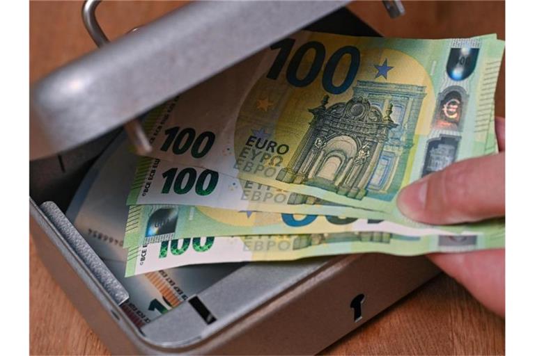 Trotz eines Trends zum bargeldlosen Bezahlen bleibt die Nachfrage nach Banknoten in Deutschland hoch. Foto: Patrick Pleul/dpa-Zentralbild/dpa