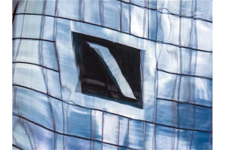 Trotz eines überraschend guten Jahresstarts steht in der Zwischenbilanz der Deutschen Bank für das erste Quartal unterm Strich ein Verlust. Foto: Boris Roessler/dpa