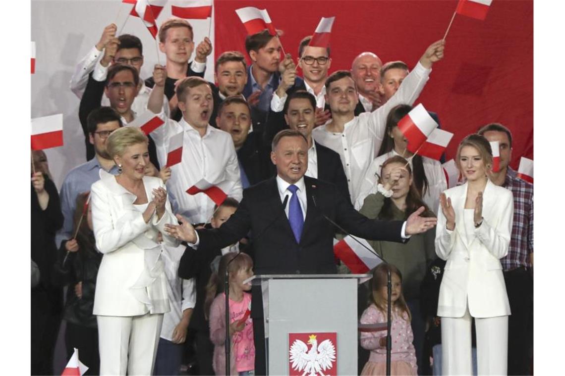 Knapper Sieg sichert Duda zweite Amtszeit Trotz eines ungewissen Ausgangs der Stichwahl um das Präsidentenamt in Polen hat sich Staatsoberhaupt Andrzej Duda in einer ersten Reaktion als Sieger bezeichnet. Foto: Czarek Sokolowski/AP/dpa