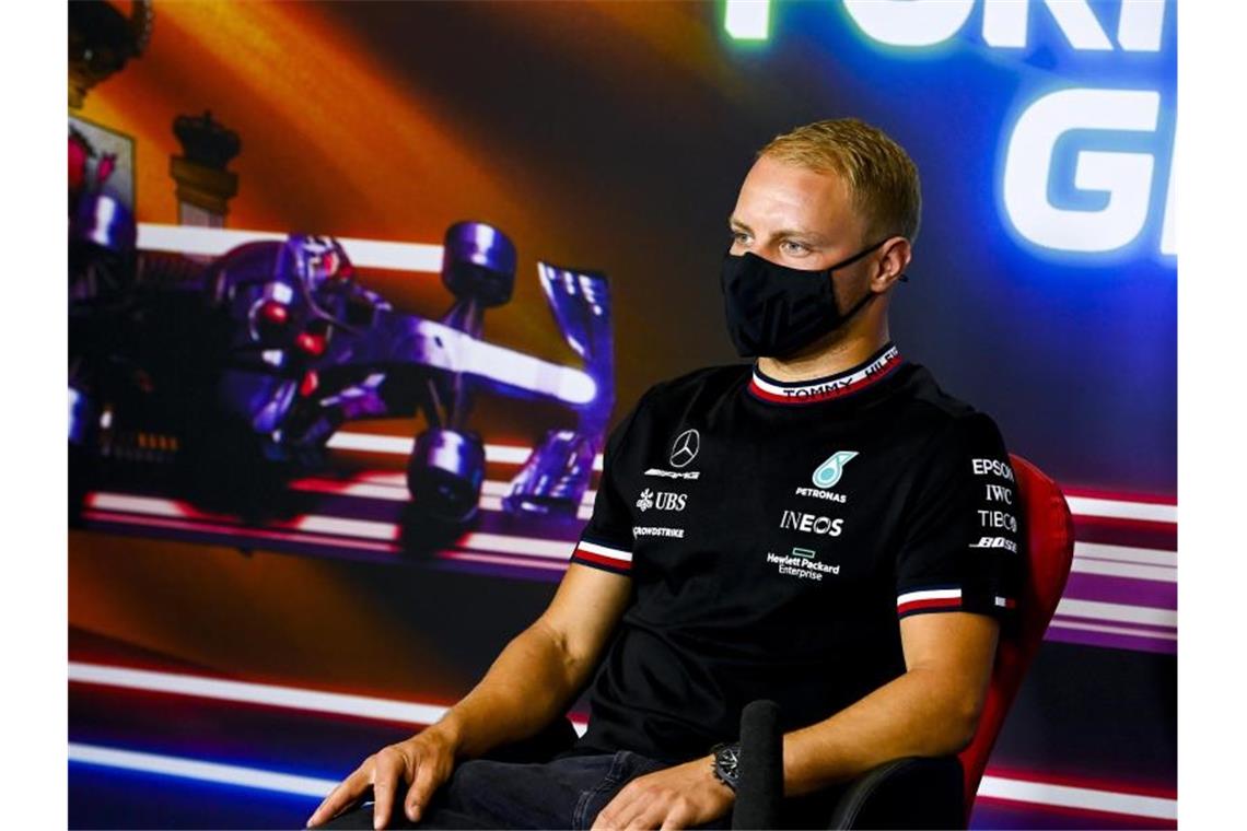 Trotz Gerüchten aus Großbritannien bangt Valtteri Bottas nicht um seinen Job bei Mercedes. Foto: Mark Sutton/Motorsport Images Pool/dpa