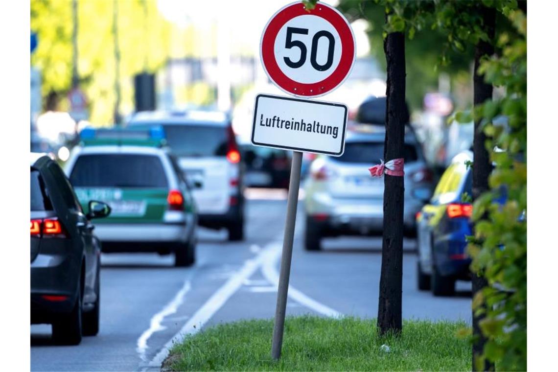 Klage gegen Deutschland: EuGH urteilt über NO2-Belastung Trotz Geschwindigkeitsbegrenzungen wurden die Grenzwerte für Stickstoffdioxid nicht immer eingehalten. Foto: Sven Hoppe/dpa
