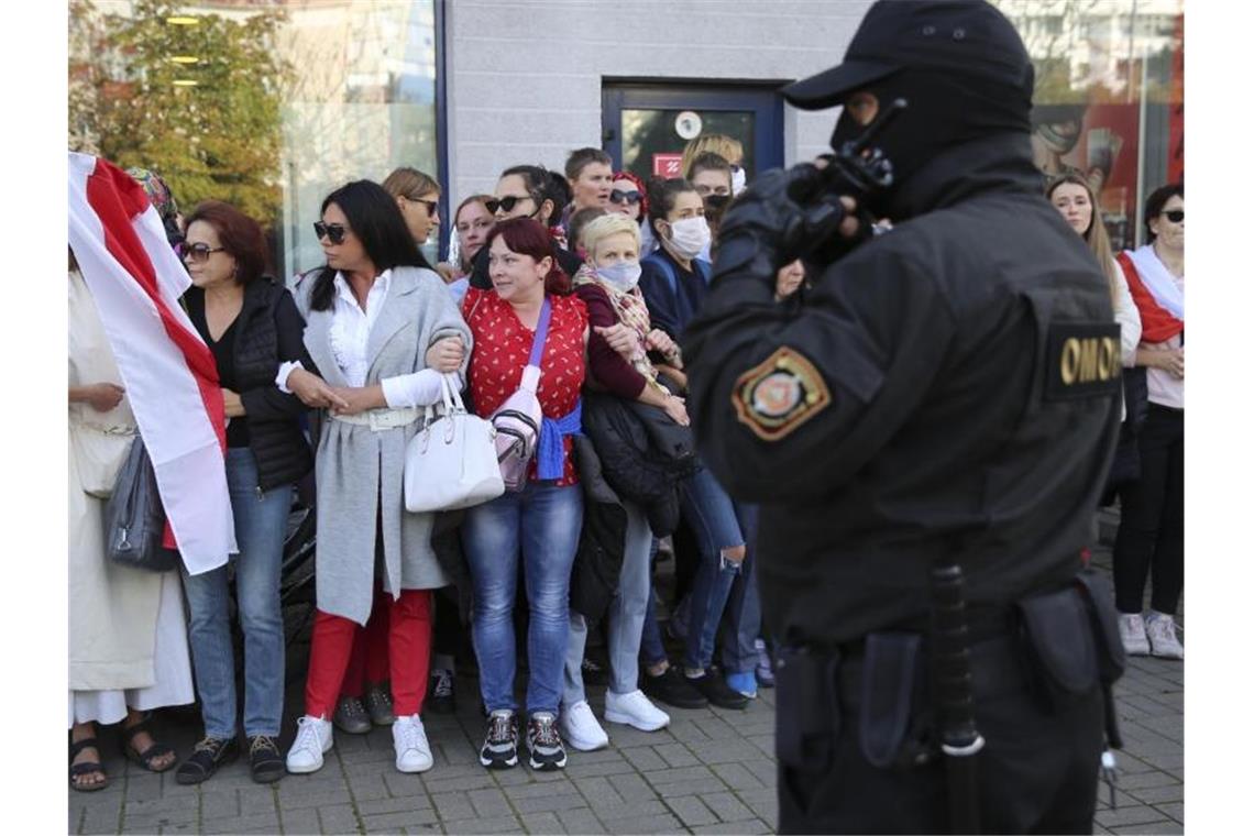 Mehr als 300 Festnahmen bei Frauen-Protest gegen Lukaschenko Trotz Gewaltandrohung durch die Polizei in Belarus (Weißrussland) haben sich Frauen in Minsk zu einem neuen Protestmarsch gegen Staatschef Lukaschenko versammelt. Foto: Uncredited/TUT.by/dpa