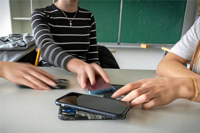 Trotz Handyverbot in der Schule möchte die Max-Eyth-Realschule ihre Schülerinnen und Schüler auf den Umgang mit den Smartphones in ihrem Alltag besser vorbereiten. Archivfoto: Alexander Becher