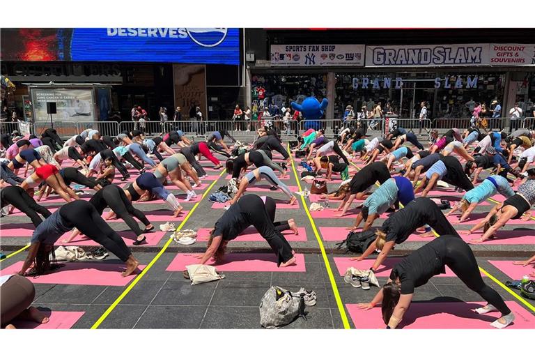 Trotz Hitzewelle versammeln sich Hunderte für Yoga auf dem Times Square.