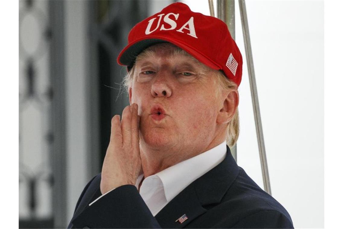 Trump stößt nach Einigung mit Mexiko erneut Drohungen aus Trotz jüngster Einigung droht Donald Trump den Mexikanern erneut mit Strafzöllen. Foto: Jacquelyn Martin/AP