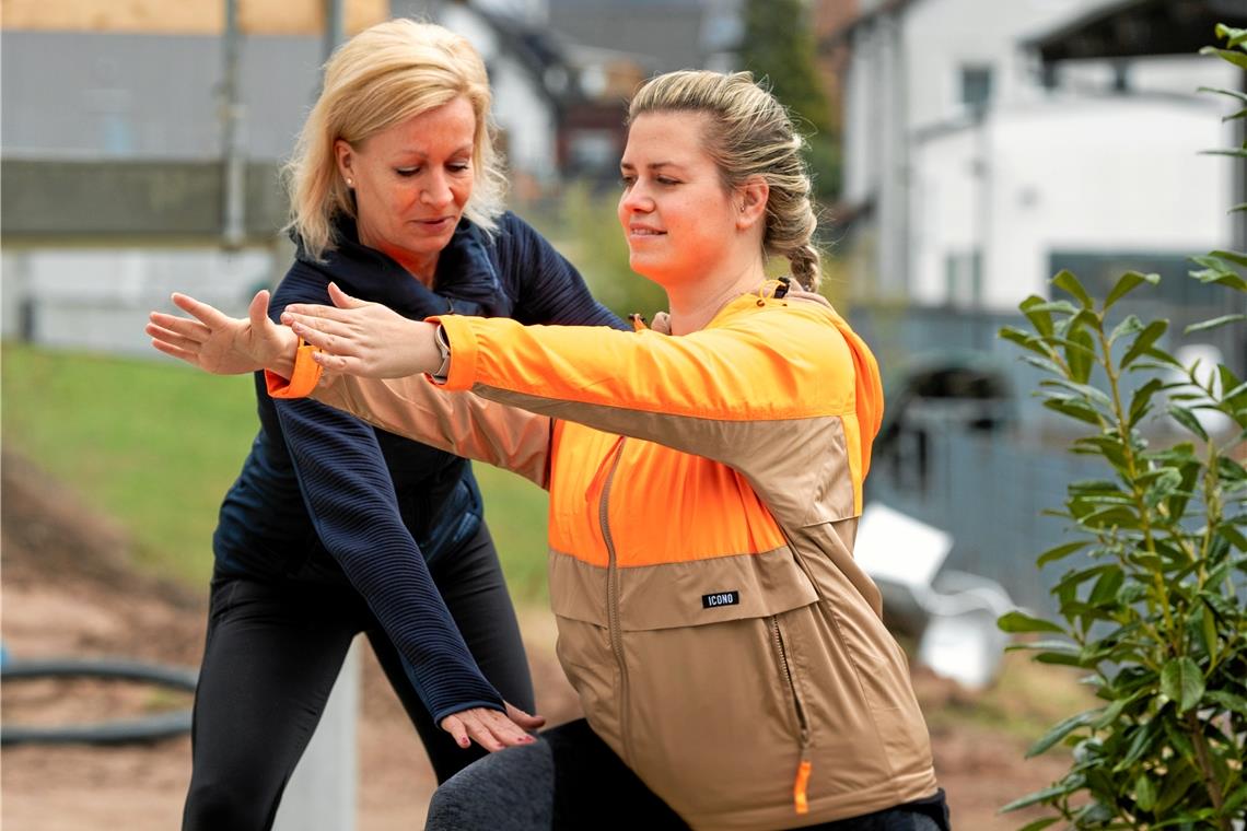 Fit werden im Eins-zu-eins-Training Trotz Kontaktbeschränkungen konnten Personal Trainer wie Heike Schlauch (links) ihre Kunden betreuen. Die Anfragen nach persönlichen Trainingseinheiten sind deutlich gestiegen. Foto: A. Becher