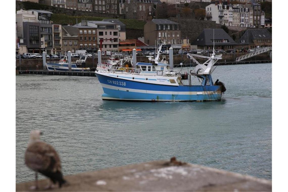 London und Paris warten auf Durchbruch im Fischerei-Streit Trotz neuer Gespräche zwischen Frankreich und Großbritannien hat es im Streit um Fischereilizenzen allem Anschein nach noch keinen Durchbruch gegeben. Foto: Nicolas Garriga/AP/dpa
