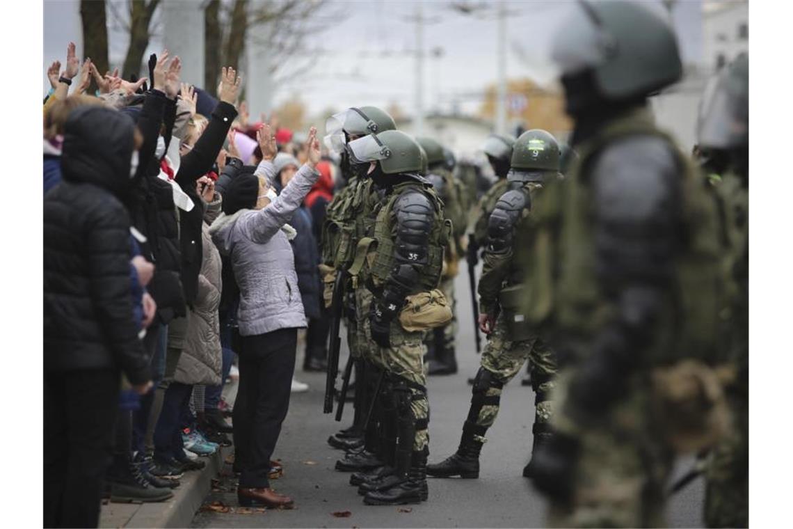 Zehntausende bei neuen Protesten gegen Lukaschenko Trotz neuer Gewaltandrohung haben Zehntausende Menschen gegen den Langzeitpräsidenten Lukaschenko demonstriert. Foto: Uncredited/AP/dpa