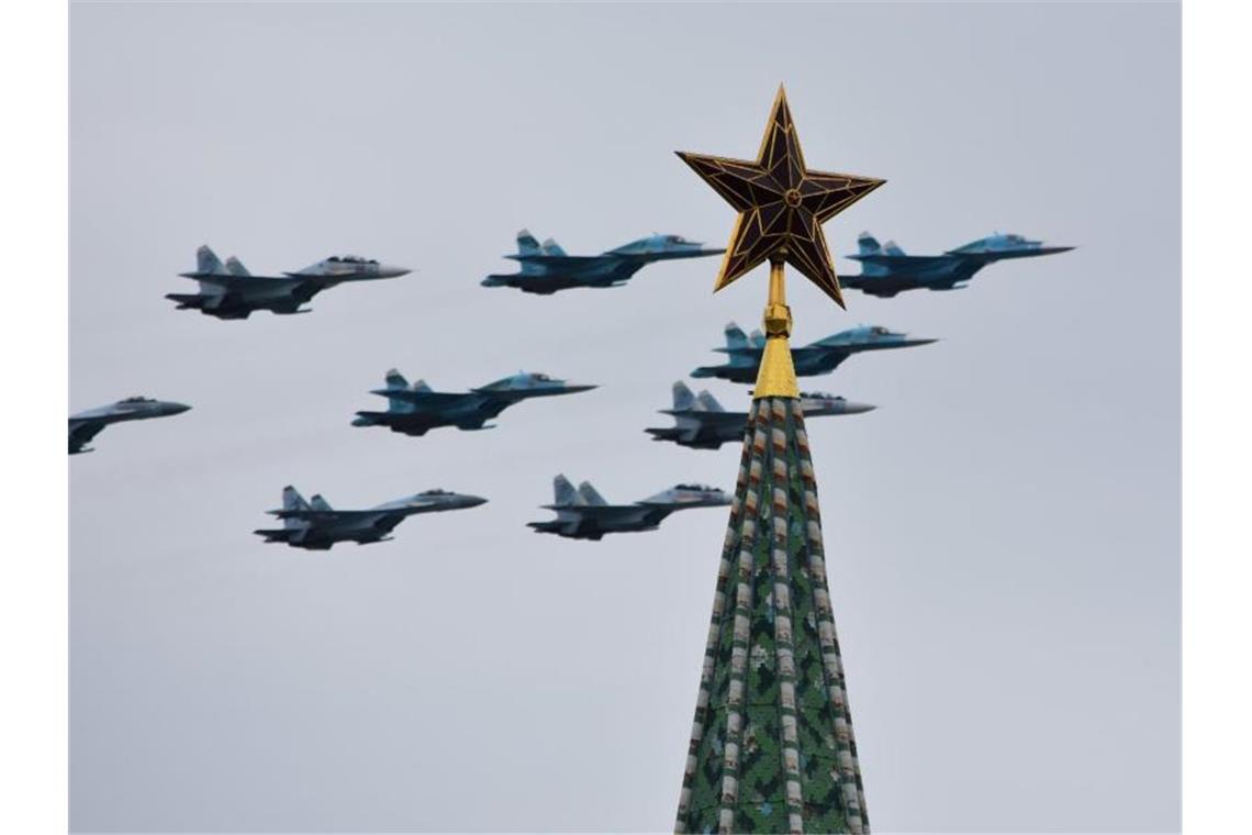 Trotz Regens gab es in Moskau eine Flugshow der russischen Luftstreitkräfte. Foto: Christian Thiele/dpa