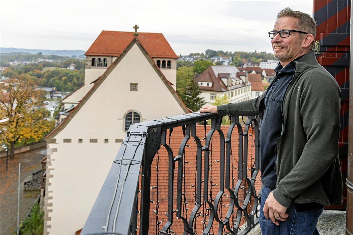Trotz Respekt vor der Höhe: Fürs Interview geht es für den Buchhändler Christian Lätzig hinauf auf den Backnanger Stadtturm. Fotos: Dietmar van der Linden