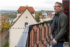 Trotz Respekt vor der Höhe: Fürs Interview geht es für den Buchhändler Christian Lätzig hinauf auf den Backnanger Stadtturm. Fotos: Dietmar van der Linden