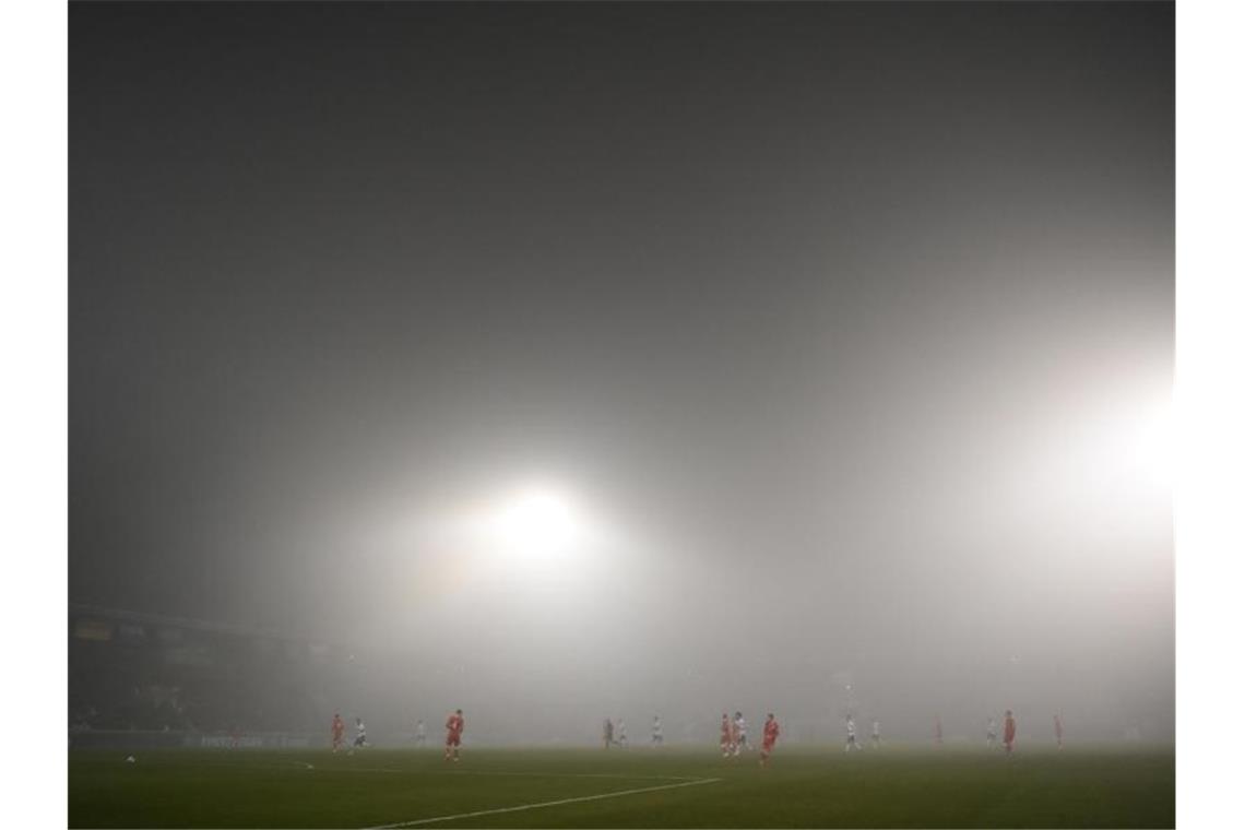Deutsche U21 kassiert 0:4-Pleite gegen Polen Trotz schlechter Sichtverhältnisse wird die Partie zu Ende gespielt. Foto: Marijan Murat/dpa