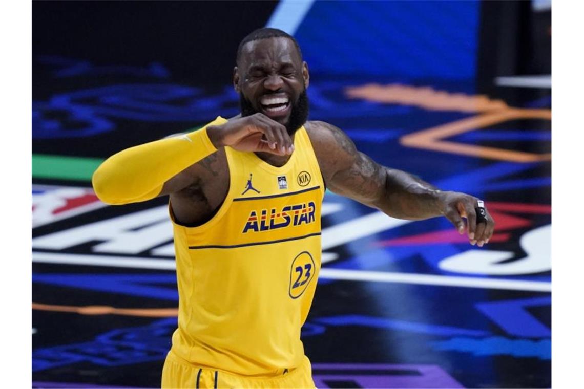 NBA-All-Star-Game: James mit Spaß, Antetokounmpo überragt Trotz seiner Kritik an einem NBA-All-Star-Spiel inmitten der Corona-Pandemie hatte Superstar LeBron James dann doch richtig Spaß. Foto: Brynn Anderson/AP/dpa