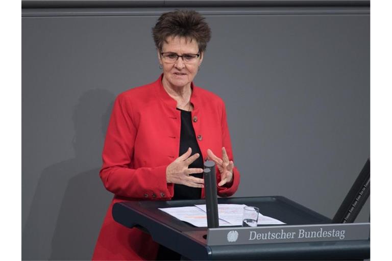 „Trotz sinkender Bewerberzahlen drohen auch in diesem Jahr wieder viele junge Menschen am Ausbildungsmarkt leer auszugehen“, sagt Sabine Zimmermann. Foto: Jörg Carstensen/dpa