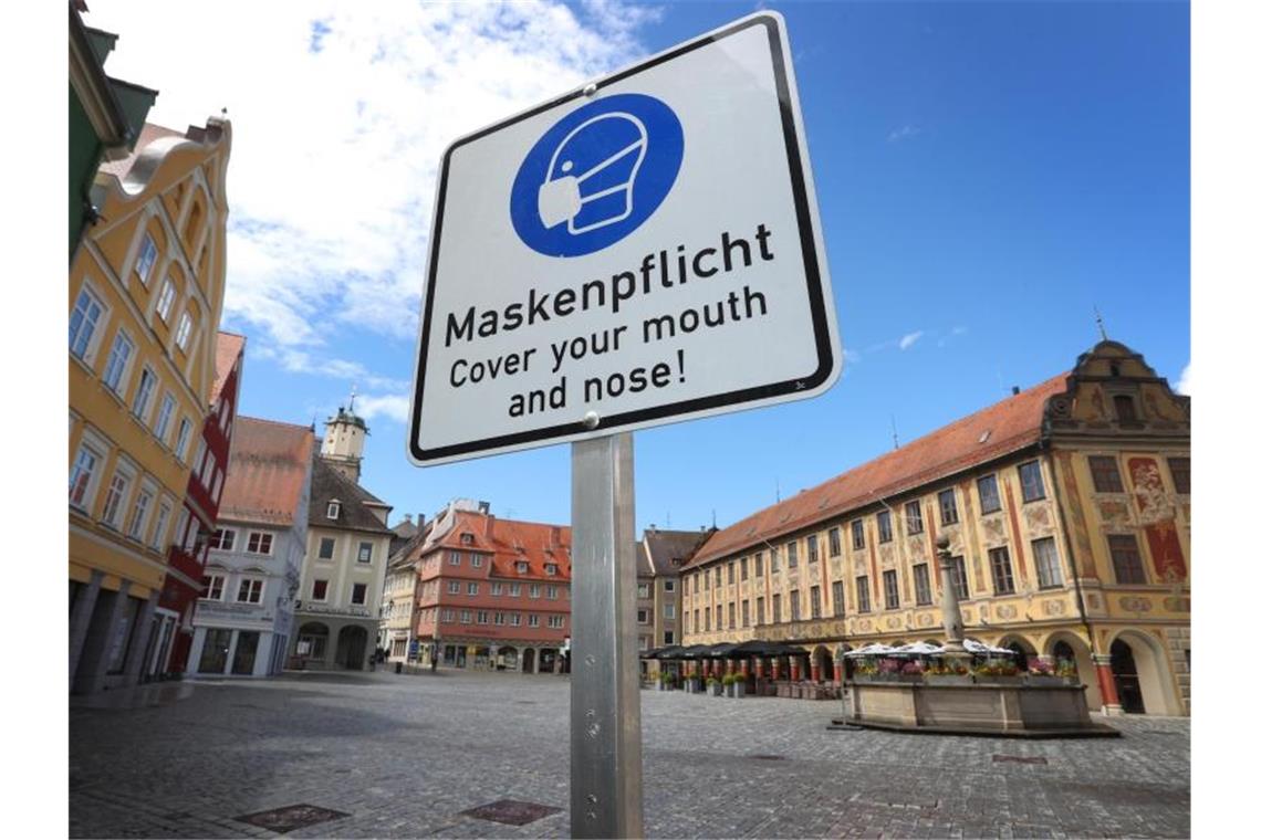 2682 Corona-Neuinfektionen registriert - Inzidenz bei 62,5 Trotz sinkender Corona-Fallzahlen sollte mancherorts weiterhin eine Maske getragen werden. Foto: Karl-Josef Hildenbrand/dpa