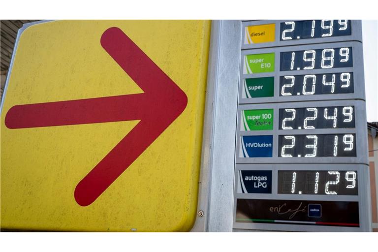 Trotz sinkender Ölpreise ziehen die Spritpreise weiter an.