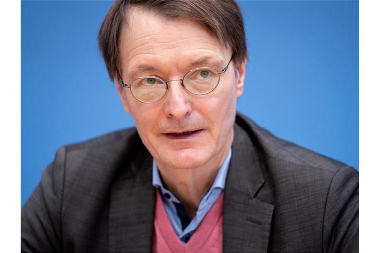 Trotz sinkender Zahlen bei den Corona-Neuinfektionen sieht der SPD-Gesundheitsexperte Karl Lauterbach baldige Lockerungen der staatlichen Beschränkungen sehr skeptisch. Foto: Kay Nietfeld/dpa