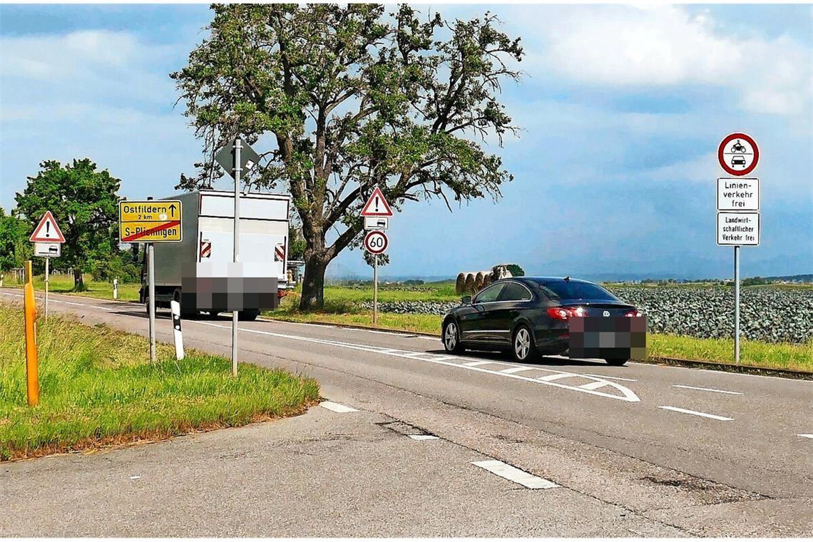 Polizei kontrolliert Straßensperrung Trotz Sperrung nutzen viele Autofahrer die Scharnhauser Straße weiterhin für den Durchgangsverkehr.