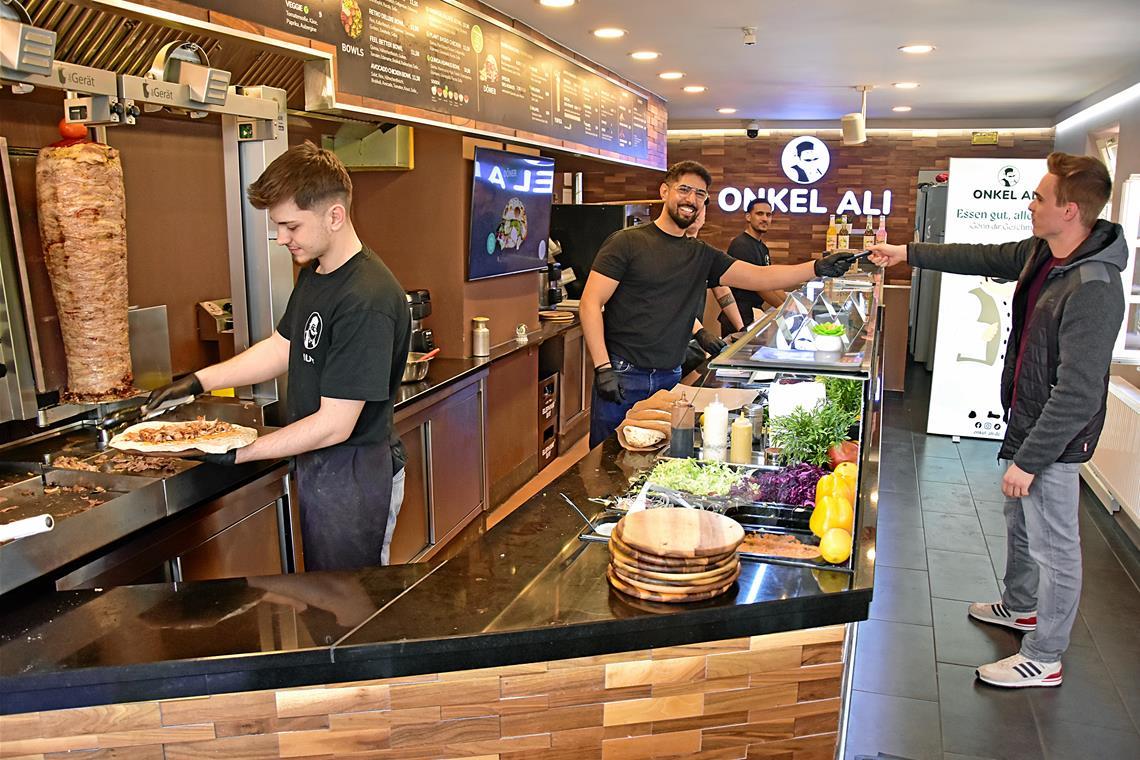 Die Dönerpreise in Backnang haben sich verdoppelt Trotz steigender Fleischpreise ist die Freude bei Assam Azami, Inhaber des Dönerladens „Onkel Ali“ am Backnanger Rathaus, groß. Sein Döner wurde kürzlich zum beliebtesten in Baden-Württemberg gewählt.Foto: Tobias Sellmaier