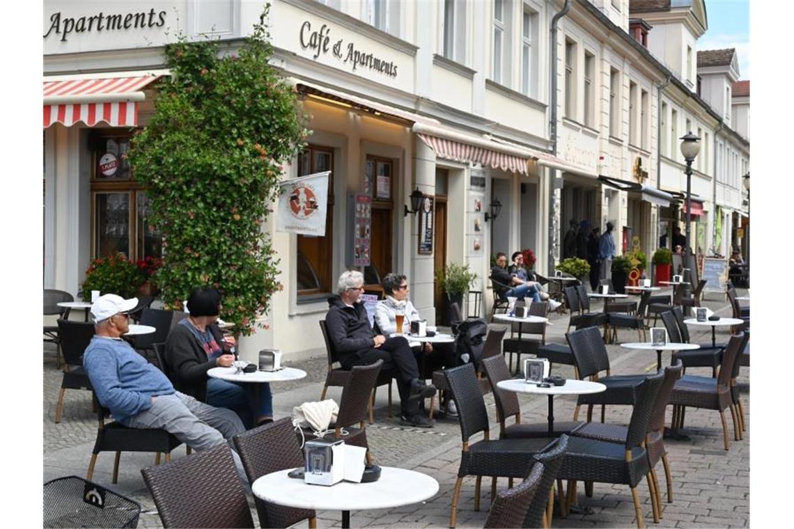 Trotz strahlender Sonne sind die meisten Plätze vor einer Gaststätte an der Brandenburger Straße in Potsdam leer. Ab Montag treten im Gastgewerbe weitere Lockerungen in Kraft. Foto: Bernd Settnik/dpa-Zentralbild/dpa