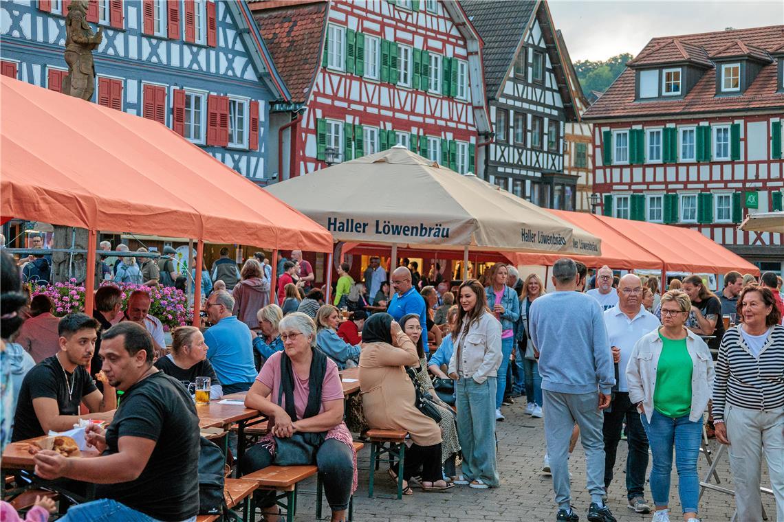 Gute Stimmung beim Murrhardter Stadtfest Trotz teils widriger Umstände ist das diesjährige Stadtfest gut besucht. Fotos: Stefan Bossow