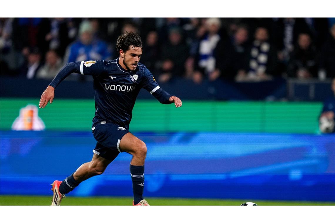 Trotz Unterzahl kämpft der VfL tapfer weiter: In der 66. Minute zieht Kjell Wätjen aus halbrechter Position ab und verfehlt den rechten Pfosten nur knapp.