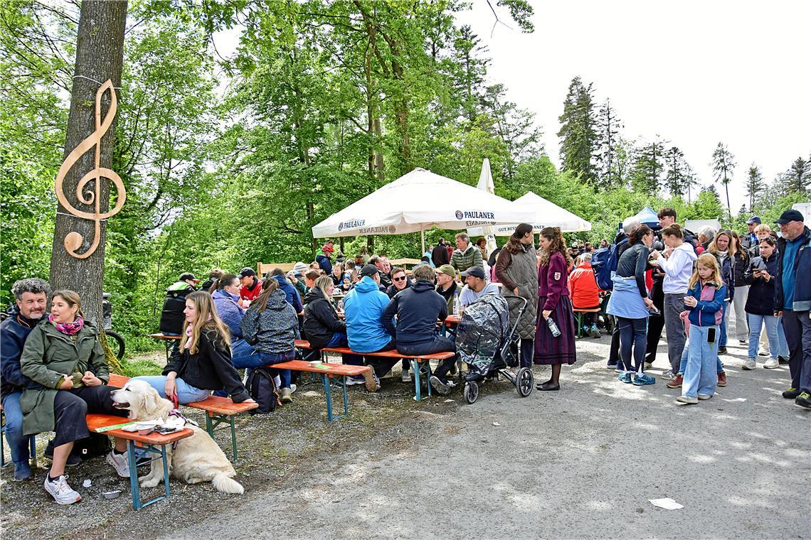 Trotz wechselden Wetterverhältnissen ist das Fest gut besucht.