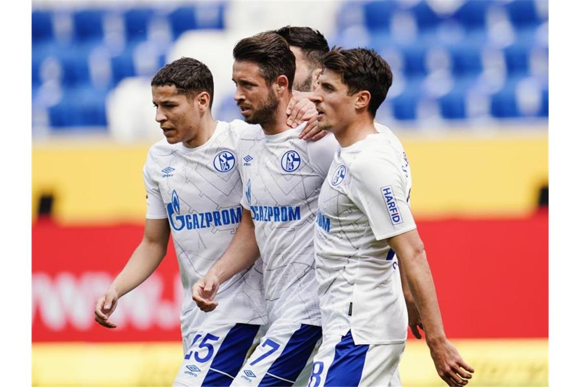 Trotz zweier Corona-Fälle kann Schalke 04 das Nachholspiel gegen Hertha BSC bestreiten. Foto: Uwe Anspach/dpa